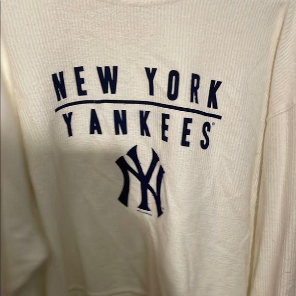 New York Yankees Women's Cream Crewneck Sweatshirt - Picture 3 of 5